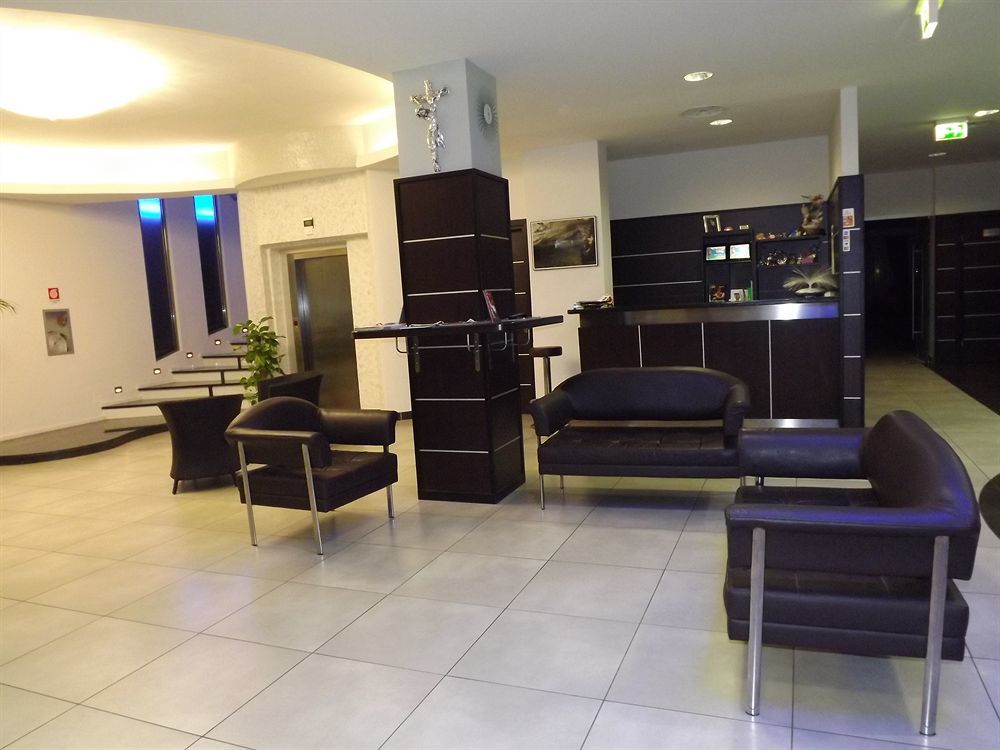 Hotel Insteia Пола Екстериор снимка