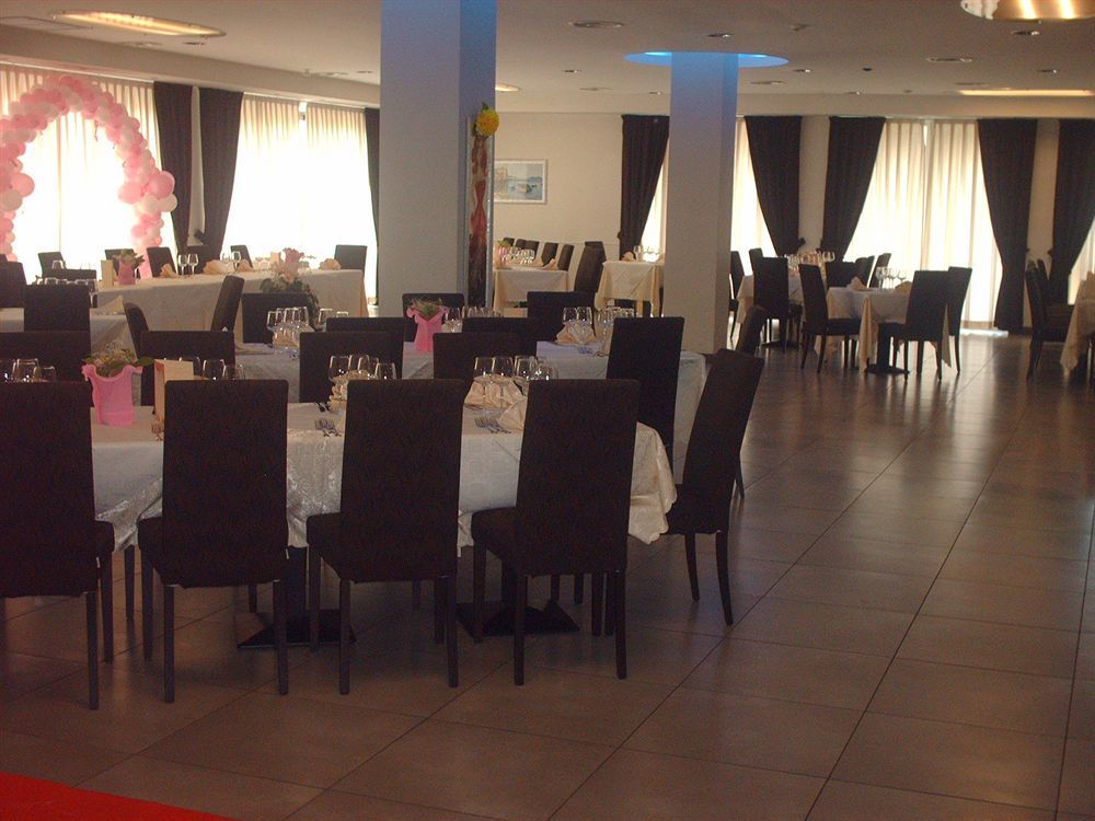 Hotel Insteia Пола Екстериор снимка