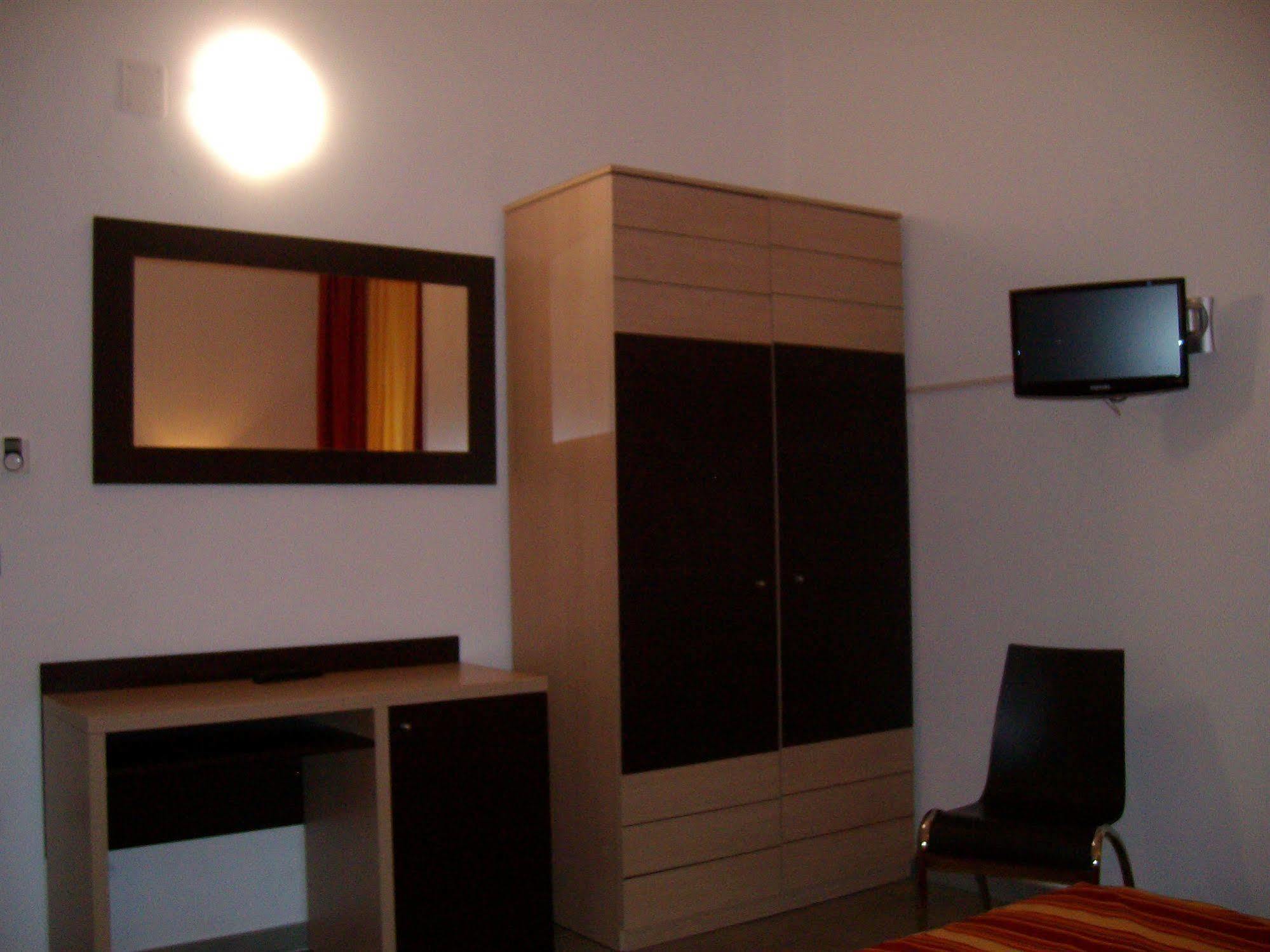 Hotel Insteia Пола Екстериор снимка